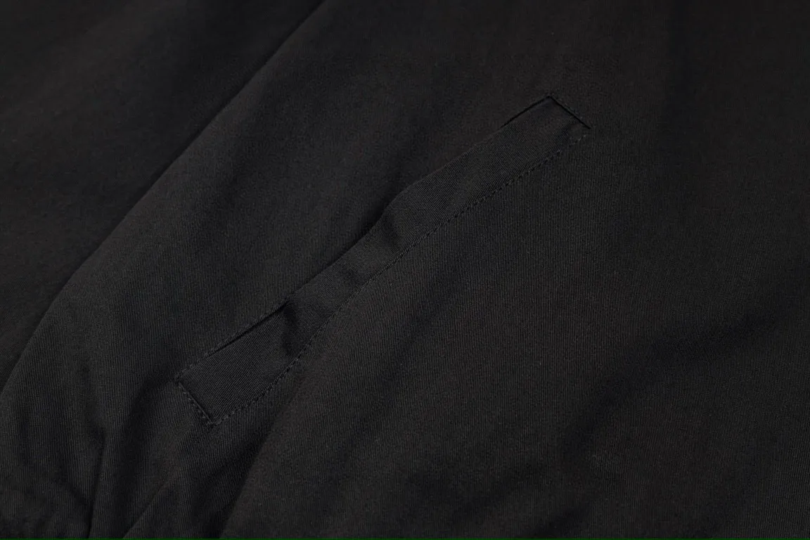 P300 model number: G317 Ralph Lauren's new 24ss classic embroidered logo lapel executive zipper jacket for both men and women. 1️⃣Selected from high-quality original developed pure cotton fabric, with customized plaid lining inside, the overall wear effect is very soft and comfortable. 2️⃣The workmanship details are perfectly controlled, with exquisite small logo embroidery on the chest, and the unique design style of splicing technology is used on the dropped shoulders to highlight your personality! The version is simple but not simple! 3️⃣ Complete with tag accessories, unisex design, and a very versatile jacket for men and women!  Color: black, navy blue, khaki Size: S, M, L, XL